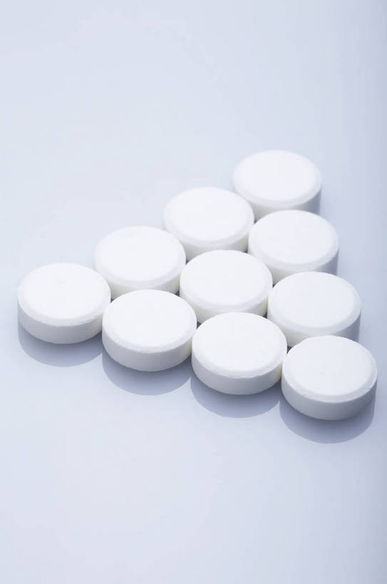 无人,竖图,特写,棚拍,静物,药,半透明,医学,圆形,三角形,药丸,补品,胶囊,药片,白色,倒影,药品,吃药,多个,健康,生病,清晰,治疗,药物,医疗,疾病,维生素,舒缓,剂量,片状,bj174