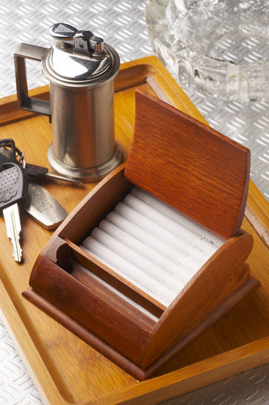 无人,竖图,棚拍,背景,静物,香烟,托盘,组合,反光,金属,木质,银色,钥匙,水晶,燃烧,生活,白色,点燃,多个,享受,打火机,器皿,创意,摆放,整洁,协调,点火,惬意,卷烟,烟缸,bj174