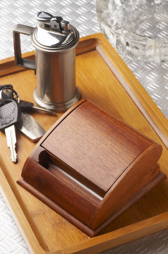 无人,竖图,棚拍,背景,静物,香烟,托盘,组合,反光,金属,木质,银色,钥匙,水晶,燃烧,生活,点燃,多个,享受,打火机,器皿,创意,摆放,整洁,协调,点火,惬意,卷烟,烟缸,bj174