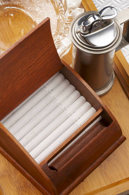 无人,竖图,棚拍,背景,静物,香烟,托盘,组合,反光,金属,木质,银色,水晶,燃烧,生活,点燃,多个,享受,打火机,器皿,创意,摆放,整洁,协调,点火,惬意,卷烟,烟缸,bj174