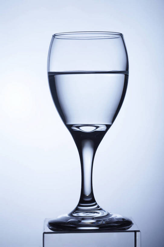 无人,竖图,特写,棚拍,静物,杯子,玻璃,喝,形状,透明,高脚杯,水晶,饮品,背光,生活,营养,饮料,水杯,矿泉水,品味,健康,优雅,简单,情调,逆光,蒸馏水,水晶制品,格调,矿物质,玻璃杯,晶莹,bj174