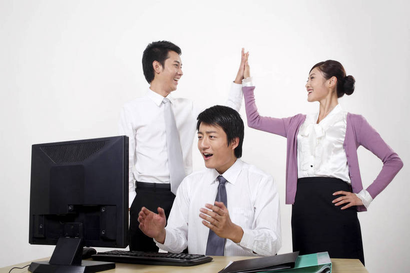 东方人,中年人,三个人,伙伴,朋友,商务人士,商务男性,商务女性,办公室,微笑,横图,彩色,室内,白天,正面,衬衫,制服,商务,讨论,友谊,成功,胜利,合作,团队,计划,竞争,职员,电脑,中国,亚洲,击掌,学习,套装,正装,欢呼,研究,会议,办公用品,领带,年轻,注视,职业装,黄种人,东方,三个,站着,行业,职业,精神,美女,战略,金融,职场,经济,仔细,喜悦,环境,行政,业务,公司,近景,商务装,贸易,管理人员,工薪阶层,联合,合谋,细心,细致,管理,交流,配合,认真,协作,男人,男性,女人,女性,亚洲人,中国人,年轻人,白领,商人,上班族,员工,沟通,坐着,衬衣,西服,办公,商业,白领阶层,办公室职员,bj174