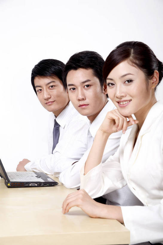 东方人,中年人,三个人,伙伴,朋友,商务人士,商务男性,商务女性,办公室,微笑,竖图,彩色,室内,白天,正面,工作服,衬衫,制服,商务,讨论,友谊,成功,合作,团队,计划,竞争,职员,电脑,中国,亚洲,学习,套装,正装,研究,会议,办公用品,领带,年轻,注视,职业装,黄种人,东方,三个,站着,行业,职业,精神,美女,战略,金融,职场,经济,仔细,环境,行政,业务,公司,近景,商务装,贸易,管理人员,工薪阶层,联合,合谋,细心,细致,工作制服,管理,交流,配合,认真,协作,男人,男性,女人,女性,亚洲人,中国人,年轻人,白领,商人,上班族,员工,沟通,坐着,衬衣,工作套服,西服,办公,商业,白领阶层,办公室职员,bj174