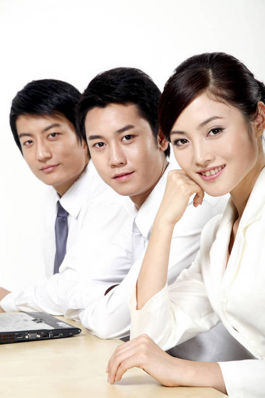 东方人,中年人,三个人,伙伴,朋友,商务人士,商务男性,商务女性,办公室,微笑,竖图,彩色,室内,白天,正面,工作服,衬衫,制服,商务,讨论,友谊,成功,合作,团队,计划,竞争,职员,电脑,中国,亚洲,学习,套装,正装,研究,会议,办公用品,领带,年轻,注视,职业装,黄种人,东方,三个,站着,行业,职业,精神,美女,战略,金融,职场,经济,仔细,环境,行政,业务,公司,近景,商务装,贸易,管理人员,工薪阶层,联合,合谋,细心,细致,工作制服,管理,交流,配合,认真,协作,男人,男性,女人,女性,亚洲人,中国人,年轻人,白领,商人,上班族,员工,沟通,坐着,衬衣,工作套服,西服,办公,商业,白领阶层,办公室职员,bj174