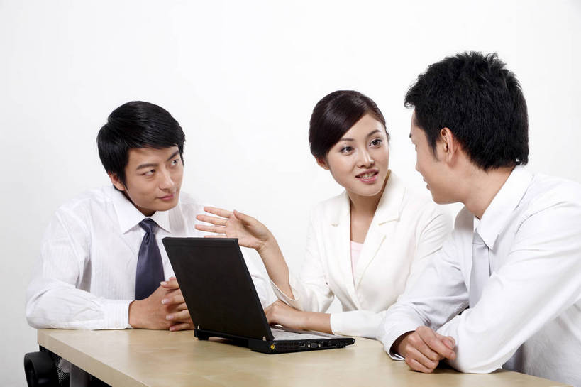 东方人,中年人,三个人,伙伴,朋友,商务人士,商务男性,商务女性,办公室,微笑,横图,彩色,室内,白天,正面,工作服,衬衫,制服,商务,讨论,友谊,成功,合作,团队,计划,竞争,职员,电脑,中国,亚洲,学习,套装,正装,研究,会议,办公用品,领带,年轻,注视,职业装,黄种人,东方,三个,站着,行业,职业,精神,美女,战略,金融,职场,经济,仔细,环境,行政,业务,公司,近景,商务装,贸易,管理人员,工薪阶层,联合,合谋,细心,细致,工作制服,管理,交流,配合,认真,协作,男人,男性,女人,女性,亚洲人,中国人,年轻人,白领,商人,上班族,员工,沟通,站立,坐着,衬衣,工作套服,西服,办公,商业,白领阶层,办公室职员,bj174