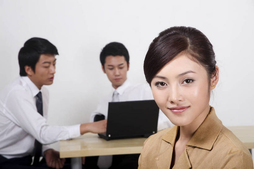 东方人,中年人,三个人,伙伴,朋友,商务人士,商务男性,商务女性,办公室,微笑,横图,彩色,室内,白天,正面,工作服,衬衫,制服,商务,讨论,友谊,成功,合作,团队,计划,竞争,职员,电脑,中国,亚洲,学习,套装,正装,研究,会议,办公用品,领带,年轻,注视,职业装,黄种人,东方,三个,站着,行业,职业,精神,美女,战略,金融,职场,经济,仔细,环境,行政,业务,公司,近景,商务装,贸易,管理人员,工薪阶层,联合,合谋,细心,细致,工作制服,管理,交流,配合,认真,协作,男人,男性,女人,女性,亚洲人,中国人,年轻人,白领,商人,上班族,员工,沟通,站立,坐着,衬衣,工作套服,西服,办公,商业,白领阶层,办公室职员,bj174