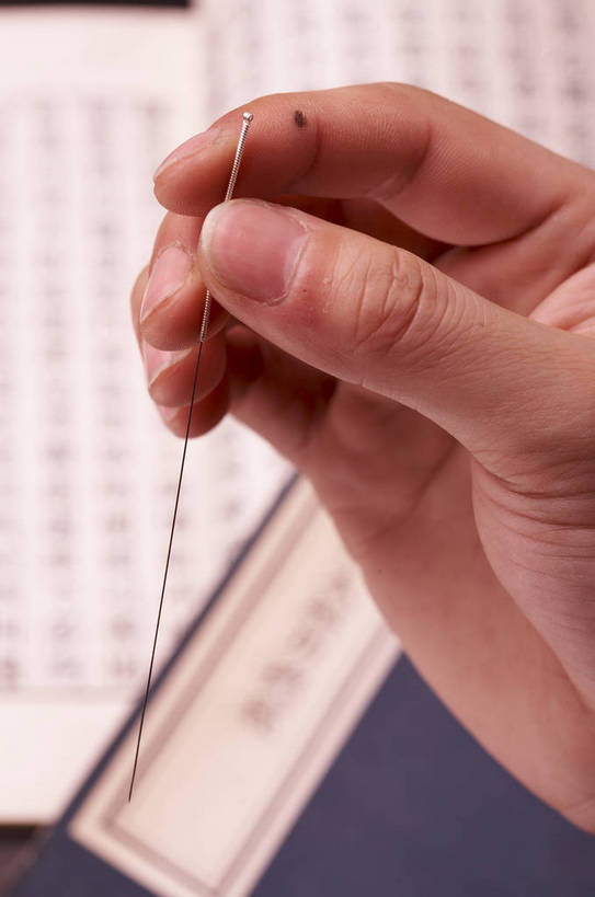 手,一个人,摄影师,捏,竖图,室内,特写,房间,静物,局部,工作,医学,图片,文化,针,概念,治疗,摄影,生活方式,动作,医疗,穴位,看病,解剖,近景,中国文化,针灸,中医,摄像师,中医学,非物质文化遗产,剖解,传统文化,bj174