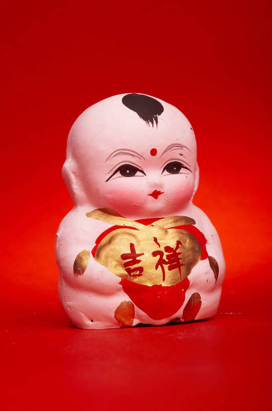 无人,摄影师,竖图,特写,棚拍,侧面,技术,静物,中国,春节,亚洲,红色背景,艺术,民俗,彩绘,泥塑,注视,文化,传统,东方,一个,红色,工艺品,观察,看,习俗,喜庆,可爱,摄影,观看,技巧,精致,吉祥,察看,关注,文明,手艺,泥人,精美,摄像师,手工艺,技能,技艺,男孩,妙技,bj174