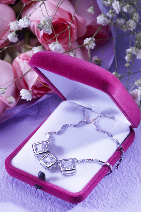 无人,竖图,特写,爱情,纯洁,水,植物,玫瑰,静物,项链,珠宝,情人节,湿,节日,芳香,香气,液体,水滴,浪漫,钻石,花,花瓣,花朵,花卉,开花,红色,自然,首饰,装饰物,露珠,温馨,喜庆,香味,摄影,影棚,气味,假期,宝石,简单,象征,物体,摄影棚,关心,精美,暖色调,甜蜜,影棚拍摄,拍摄,bj174