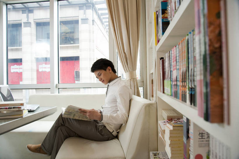 东方人,一个人,商店,书店,微笑,横图,彩色,室内,白天,侧面,购物,看书,时尚,阅读,快乐,纯洁,消费,电脑,商场,北京,中国,亚洲,仅一个人,图片,窗,休闲装,书桌,顾客,笔记本,书柜,休闲,活力,可爱,乐趣,童年,童趣,浏览,摄影,生活方式,华贵,童真,烂漫,无邪,天真,男人,男性,年轻男性,亚洲人,中国人,年轻人,书,休闲活动,坐着,全身,愉快,购物中心,富丽堂皇,商业活动,bj174