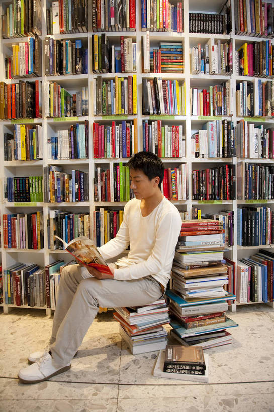 东方人,一个人,商店,书店,微笑,竖图,彩色,室内,白天,侧面,购物,看书,时尚,阅读,快乐,纯洁,消费,商场,北京,中国,亚洲,仅一个人,图片,休闲装,顾客,书柜,休闲,活力,可爱,乐趣,童年,童趣,浏览,摄影,生活方式,华贵,童真,烂漫,无邪,天真,男人,男性,年轻男性,亚洲人,中国人,年轻人,书,休闲活动,坐着,全身,愉快,购物中心,富丽堂皇,商业活动,bj174