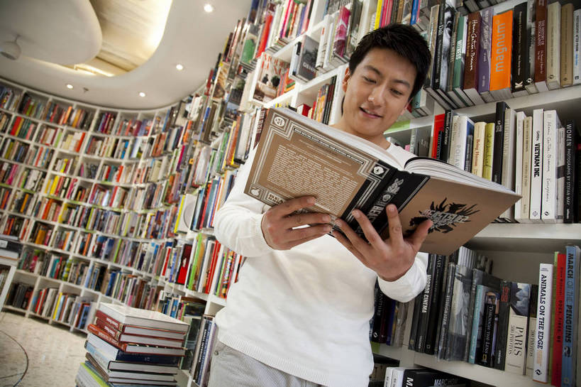 东方人,一个人,商店,书店,微笑,横图,彩色,室内,白天,正面,购物,看书,时尚,阅读,快乐,纯洁,消费,商场,北京,中国,亚洲,仅一个人,图片,休闲装,顾客,书柜,站着,休闲,活力,可爱,乐趣,童年,童趣,浏览,摄影,生活方式,华贵,童真,烂漫,无邪,天真,男人,男性,年轻男性,亚洲人,中国人,年轻人,书,休闲活动,半身,愉快,购物中心,富丽堂皇,商业活动,bj174