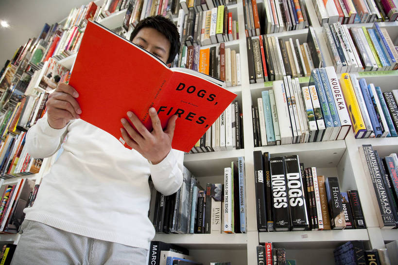 东方人,一个人,商店,书店,微笑,横图,彩色,室内,白天,正面,购物,看书,时尚,阅读,快乐,纯洁,消费,商场,北京,中国,亚洲,仅一个人,图片,休闲装,顾客,书柜,站着,休闲,活力,可爱,乐趣,童年,童趣,浏览,摄影,生活方式,华贵,童真,烂漫,无邪,天真,男人,男性,年轻男性,亚洲人,中国人,年轻人,书,休闲活动,半身,愉快,购物中心,富丽堂皇,商业活动,bj174