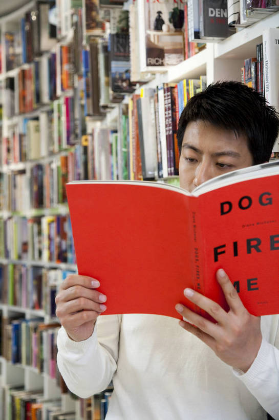 东方人,一个人,商店,书店,微笑,竖图,彩色,室内,白天,正面,购物,看书,时尚,阅读,快乐,纯洁,消费,商场,北京,中国,亚洲,仅一个人,图片,休闲装,顾客,书柜,站着,休闲,活力,可爱,乐趣,童年,童趣,浏览,摄影,生活方式,华贵,童真,烂漫,无邪,天真,男人,男性,年轻男性,亚洲人,中国人,年轻人,书,休闲活动,半身,愉快,购物中心,富丽堂皇,商业活动,bj174