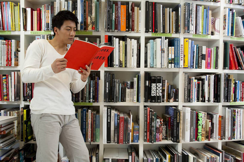 东方人,一个人,商店,书店,微笑,横图,彩色,室内,白天,侧面,购物,看书,时尚,阅读,快乐,纯洁,消费,商场,北京,中国,亚洲,仅一个人,图片,休闲装,顾客,书柜,站着,休闲,活力,可爱,乐趣,童年,童趣,浏览,摄影,生活方式,华贵,童真,烂漫,无邪,天真,男人,男性,年轻男性,亚洲人,中国人,年轻人,书,休闲活动,半身,愉快,购物中心,富丽堂皇,商业活动,bj174