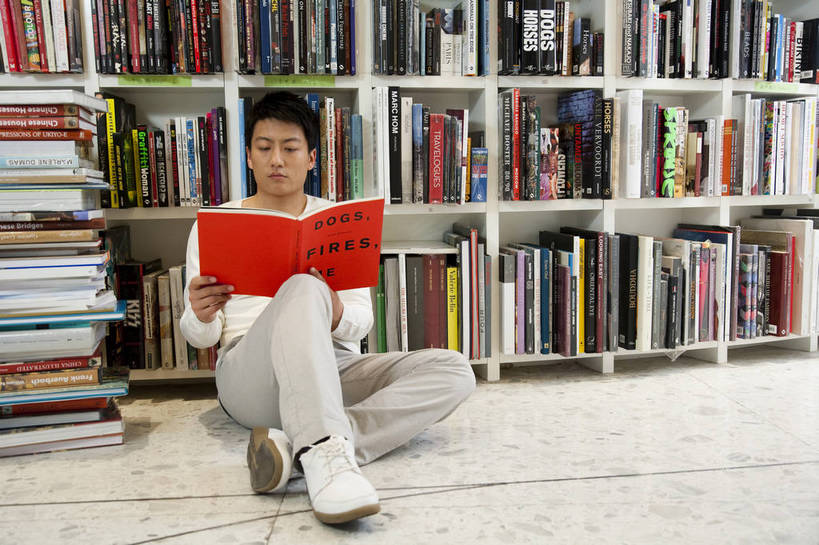 东方人,一个人,商店,书店,微笑,横图,彩色,室内,白天,正面,购物,看书,时尚,阅读,快乐,纯洁,消费,商场,北京,中国,亚洲,仅一个人,图片,休闲装,顾客,书柜,休闲,活力,可爱,乐趣,童年,童趣,浏览,摄影,生活方式,华贵,童真,烂漫,无邪,天真,男人,男性,年轻男性,亚洲人,中国人,年轻人,书,休闲活动,坐着,全身,愉快,购物中心,富丽堂皇,商业活动,bj174