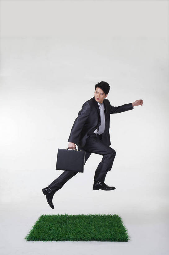 东方人,一个人,商务人士,办公室,站,微笑,竖图,彩色,室内,白天,白色背景,侧面,西装,商务,时尚,快乐,纯洁,成功,信心,草地,草坪,北京,中国,亚洲,仅一个人,套装,正装,造型,工作,公文包,图片,领带,职业装,现代,职业,表情,活力,可爱,夸张,童年,童趣,自信,姿势,摄影,生活方式,文件包,场所,商务中心,童真,烂漫,无邪,天真,男人,男性,年轻男性,亚洲人,中国人,年轻人,白领,跳跃,全身,影棚拍摄,办公,bj174