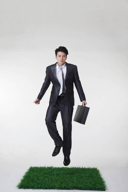 东方人,一个人,商务人士,办公室,站,微笑,竖图,彩色,室内,白天,白色背景,正面,西装,商务,时尚,快乐,纯洁,成功,信心,草地,草坪,北京,中国,亚洲,仅一个人,套装,正装,造型,工作,公文包,图片,领带,职业装,现代,职业,表情,活力,可爱,夸张,童年,童趣,自信,姿势,摄影,生活方式,文件包,场所,商务中心,童真,烂漫,无邪,天真,男人,男性,年轻男性,亚洲人,中国人,年轻人,白领,跳跃,全身,影棚拍摄,办公,bj174