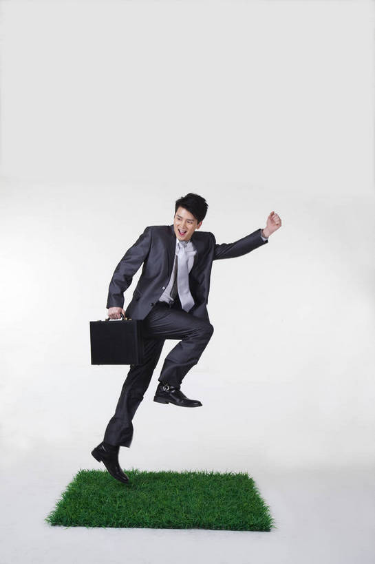 东方人,一个人,商务人士,办公室,站,微笑,竖图,彩色,室内,白天,白色背景,正面,西装,商务,时尚,快乐,纯洁,成功,信心,草地,草坪,北京,中国,亚洲,仅一个人,套装,正装,造型,工作,公文包,图片,领带,职业装,现代,职业,表情,活力,可爱,夸张,童年,童趣,自信,姿势,摄影,生活方式,文件包,场所,商务中心,童真,烂漫,无邪,天真,男人,男性,年轻男性,亚洲人,中国人,年轻人,白领,跳跃,全身,影棚拍摄,办公,bj174