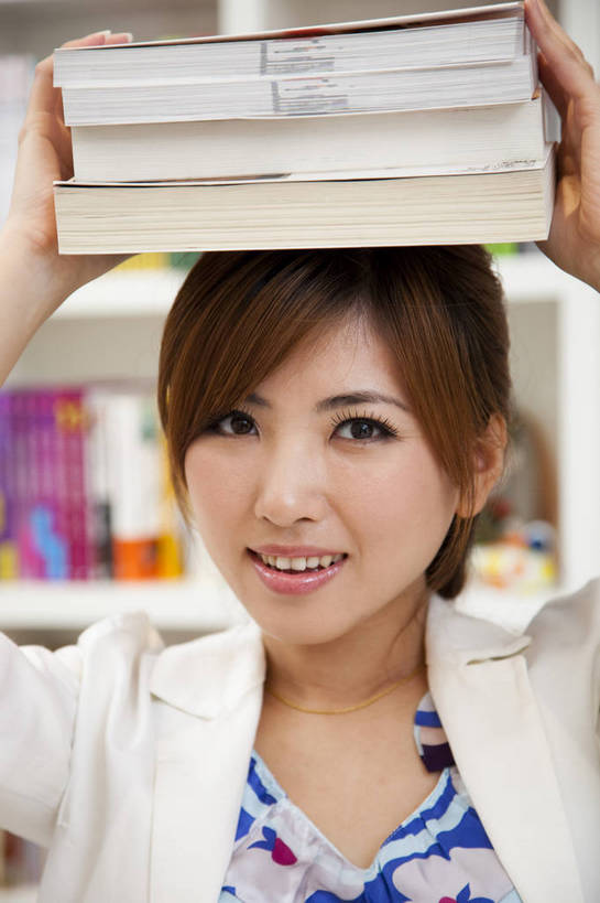 东方人,一个人,商店,书店,微笑,竖图,彩色,室内,白天,正面,购物,看书,时尚,阅读,快乐,纯洁,消费,商场,北京,中国,亚洲,仅一个人,丰富,图片,休闲装,顾客,书柜,站着,休闲,活力,可爱,乐趣,童年,童趣,浏览,摄影,生活方式,童真,烂漫,无邪,天真,年轻女性,女人,女性,亚洲人,中国人,年轻人,书,休闲活动,半身,愉快,购物中心,顶着,商业活动,bj174