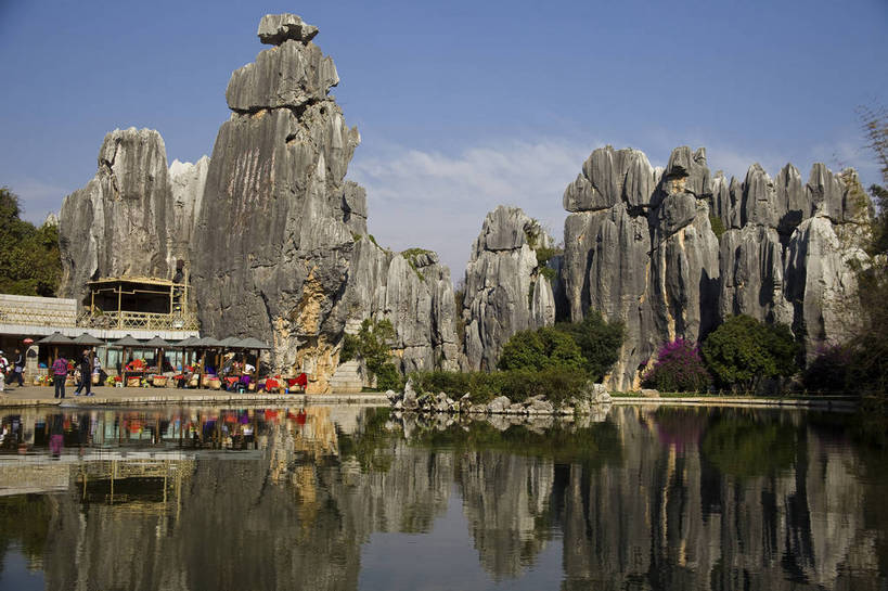 横图,彩色,室外,白天,旅游,度假,湖,石头,名胜古迹,石林,标志建筑,地标,建筑,昆明,中国,亚洲,游人,遗迹,石子,图片,巨石,古迹,文物,娱乐,建设,古建筑,云南,树木,凉亭,湖水,享受,休闲,旅游胜地,放松,摄影,文明,中国文化,自然风光,昆明市,古文明,东亚,云南省,中华人民共和国,省会,西南地区,滇,自然遗产,石林县,石林彝族自治县,石块,岩石,旅行,云南石林地质公园,传统文化,bj174