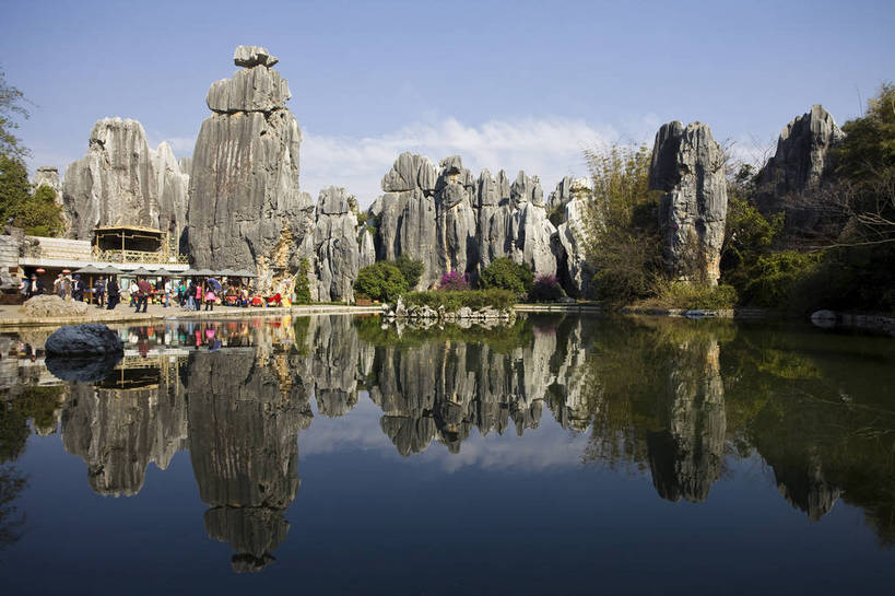 横图,彩色,室外,白天,旅游,度假,湖,石头,名胜古迹,石林,标志建筑,地标,建筑,昆明,中国,亚洲,游人,遗迹,石子,图片,巨石,古迹,文物,娱乐,建设,古建筑,云南,树木,凉亭,湖水,享受,休闲,旅游胜地,放松,摄影,文明,中国文化,自然风光,昆明市,古文明,东亚,云南省,中华人民共和国,省会,西南地区,滇,自然遗产,石林县,石林彝族自治县,石块,岩石,旅行,云南石林地质公园,传统文化,bj174