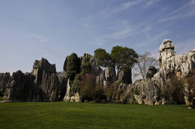 无人,横图,彩色,室外,白天,旅游,度假,草地,草坪,石头,名胜古迹,石林,标志建筑,地标,建筑,昆明,中国,亚洲,遗迹,石子,图片,巨石,古迹,文物,娱乐,建设,古建筑,云南,树木,享受,休闲,旅游胜地,放松,摄影,文明,中国文化,自然风光,昆明市,古文明,东亚,云南省,中华人民共和国,省会,西南地区,滇,自然遗产,石林县,石林彝族自治县,石块,岩石,旅行,云南石林地质公园,传统文化,bj174