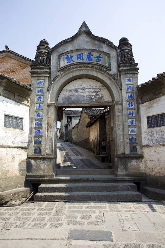 无人,竖图,彩色,室外,白天,旅游,度假,美景,名胜古迹,标志建筑,城市,道路,地标,建筑,街道,路,公路,腾冲,中国,亚洲,遗迹,民俗,图片,景观,建筑群,牌楼,交通,古典,古迹,历史,文物,娱乐,建设,古建筑,云南,民居,古镇,古代,地标建筑,享受,休闲,旅游胜地,景色,放松,摄影,都市风光,文明,中国文化,古文明,东亚,云南省,中华人民共和国,西南地区,滇,保山,保山市,古远,马路,旅行,旧居,传统文化,门匾,和顺古镇,腾冲县,bj174