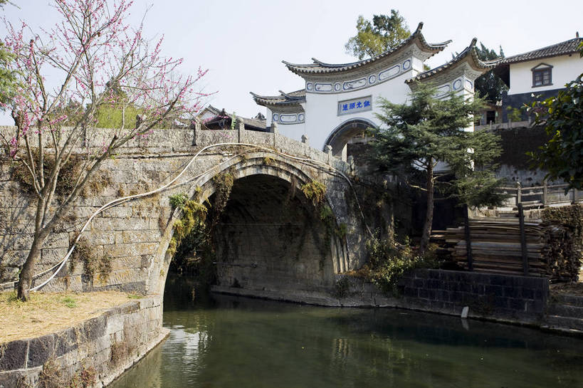 无人,横图,彩色,室外,白天,旅游,度假,美景,名胜古迹,标志建筑,城市,道路,地标,建筑,街道,路,公路,腾冲,中国,亚洲,遗迹,民俗,图片,景观,建筑群,牌楼,桥,交通,古典,古迹,历史,文物,娱乐,建设,古建筑,石桥,云南,民居,树木,古镇,古代,地标建筑,享受,休闲,旅游胜地,景色,放松,摄影,都市风光,文明,中国文化,古文明,东亚,云南省,中华人民共和国,西南地区,滇,保山,保山市,古远,河,马路,旅行,旧居,传统文化,门匾,和顺古镇,腾冲县,bj174