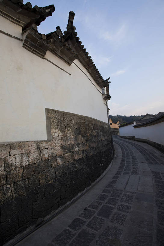 无人,竖图,彩色,室外,白天,旅游,度假,美景,名胜古迹,标志建筑,城市,道路,地标,建筑,街道,路,公路,腾冲,中国,亚洲,遗迹,民俗,图片,景观,建筑群,交通,古典,古迹,历史,文物,娱乐,建设,古建筑,云南,民居,古镇,古代,地标建筑,享受,休闲,旅游胜地,景色,放松,摄影,都市风光,文明,中国文化,古文明,东亚,云南省,中华人民共和国,西南地区,滇,保山,保山市,古远,马路,旅行,旧居,传统文化,和顺古镇,腾冲县,bj174