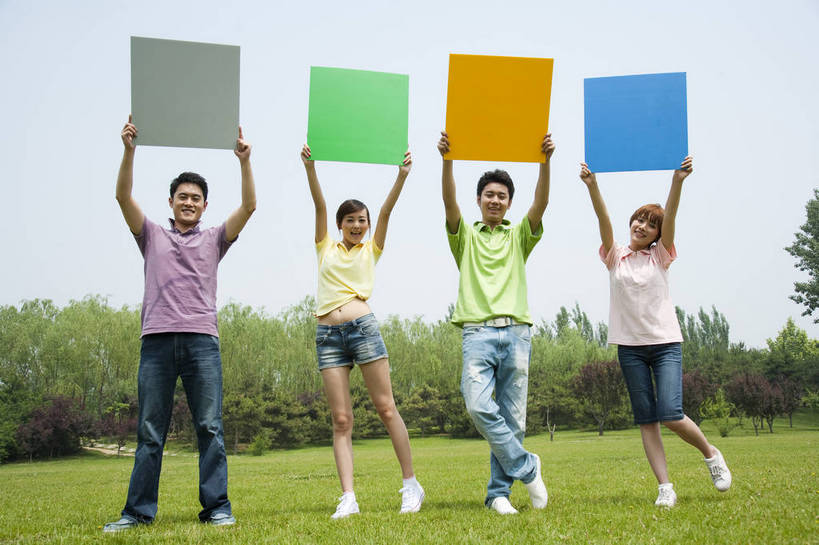 东方人,成年人,伙伴,公园,笑,横图,彩色,室外,白天,正面,度假,时尚,快乐,友谊,幸福,纯洁,合作,团队,草地,草坪,树林,一排,图片,许多人,休闲装,树,自然,彩纸,站着,一群人,郊游,休闲,健康,放松,活力,可爱,乐趣,美女,童年,童趣,摄影,生活方式,轻松,同伴,户外活动,童真,烂漫,无邪,天真,友情,男人,男性,年轻男性,年轻女性,女人,女性,亚洲人,中国人,年轻人,休闲活动,举起,全身,愉快,bj174