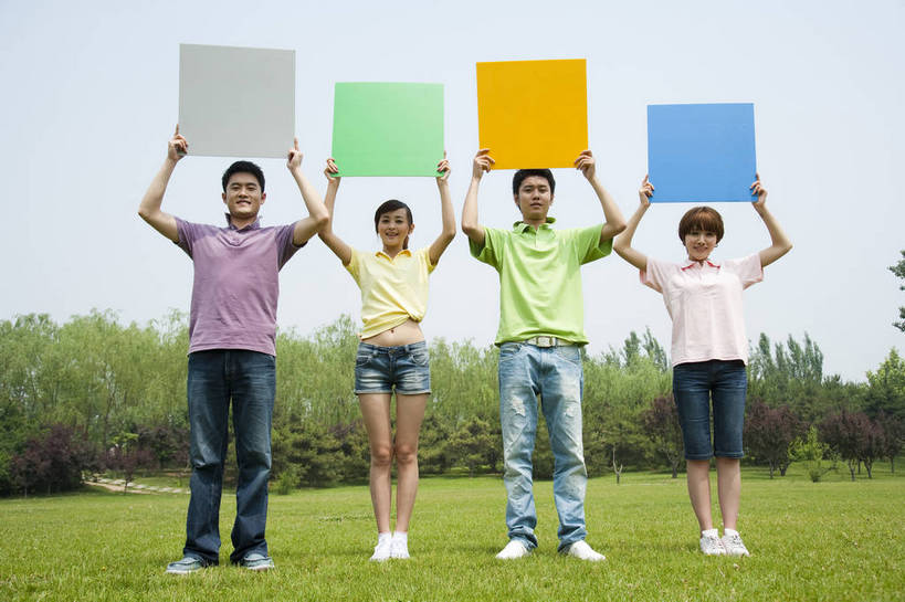 东方人,成年人,伙伴,公园,笑,横图,彩色,室外,白天,正面,度假,时尚,快乐,友谊,幸福,纯洁,合作,团队,草地,草坪,树林,一排,图片,许多人,休闲装,树,自然,彩纸,站着,一群人,郊游,休闲,健康,放松,活力,可爱,乐趣,美女,童年,童趣,摄影,生活方式,轻松,同伴,户外活动,童真,烂漫,无邪,天真,友情,男人,男性,年轻男性,年轻女性,女人,女性,亚洲人,中国人,年轻人,休闲活动,举起,全身,愉快,bj174