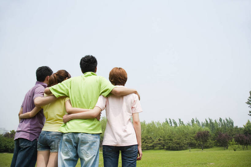 东方人,成年人,伙伴,公园,横图,彩色,室外,白天,度假,时尚,快乐,友谊,幸福,纯洁,合作,团队,草地,草坪,树林,一排,图片,许多人,休闲装,树,背面,自然,站着,一群人,郊游,休闲,健康,放松,活力,可爱,乐趣,美女,童年,童趣,摄影,生活方式,勾肩搭背,轻松,同伴,户外活动,童真,烂漫,无邪,天真,友情,男人,男性,年轻男性,年轻女性,女人,女性,亚洲人,中国人,年轻人,休闲活动,半身,愉快,bj174