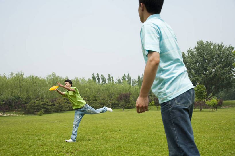 东方人,两个人,伙伴,公园,横图,彩色,室外,白天,度假,时尚,游戏,快乐,兴奋,友谊,幸福,纯洁,运动,合作,团队,草地,草坪,树林,图片,休闲装,树,背面,自然,飞盘,郊游,休闲,健康,放松,活力,可爱,乐趣,童年,童趣,摄影,生活方式,轻松,同伴,户外活动,童真,烂漫,无邪,投掷,天真,友情,男人,男性,年轻男性,亚洲人,中国人,年轻人,休闲活动,跳跃,玩耍,半身,bj174