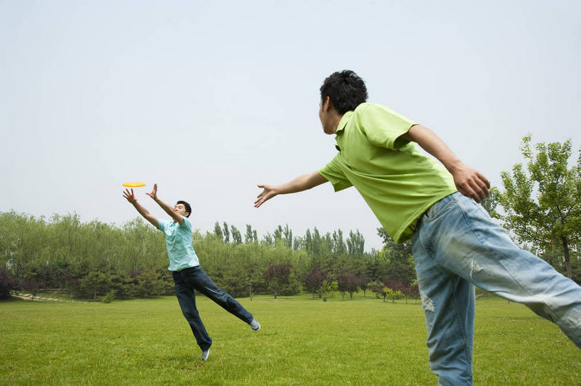 东方人,两个人,伙伴,公园,横图,彩色,室外,白天,度假,时尚,游戏,快乐,兴奋,友谊,幸福,纯洁,运动,合作,团队,草地,草坪,树林,图片,休闲装,树,背面,自然,飞盘,郊游,休闲,健康,放松,活力,可爱,乐趣,童年,童趣,摄影,生活方式,轻松,同伴,户外活动,童真,烂漫,无邪,投掷,天真,友情,男人,男性,年轻男性,亚洲人,中国人,年轻人,休闲活动,跳跃,玩耍,半身,bj174