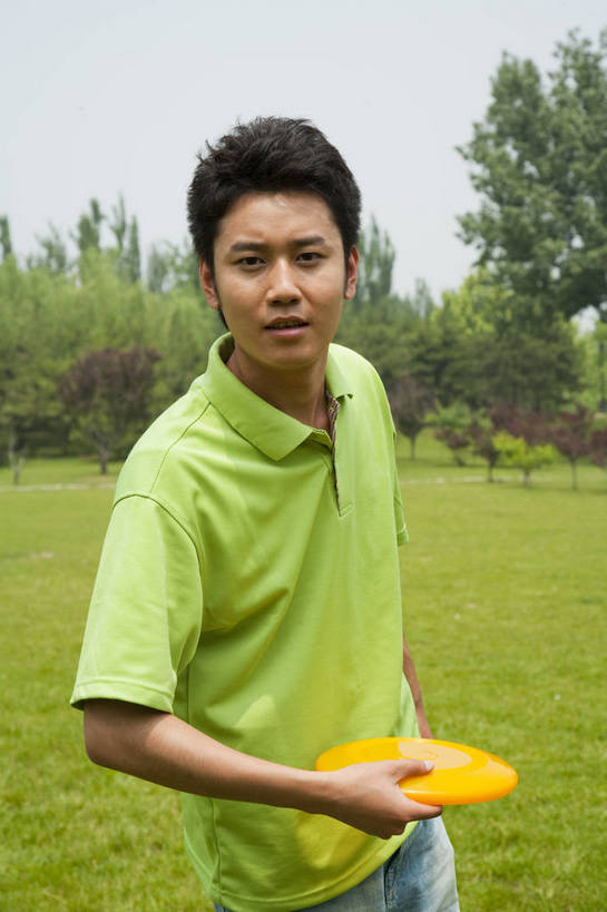 东方人,成年人,一个人,公园,竖图,彩色,室外,白天,正面,度假,时尚,游戏,快乐,兴奋,幸福,纯洁,运动,草地,草坪,树林,图片,休闲装,树,自然,飞盘,郊游,休闲,健康,放松,活力,可爱,乐趣,童年,童趣,摄影,生活方式,轻松,户外活动,童真,烂漫,无邪,投掷,天真,男人,男性,年轻男性,亚洲人,中国人,年轻人,休闲活动,跳跃,玩耍,半身,bj174