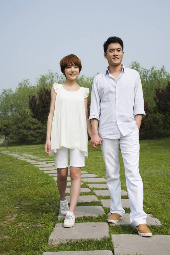 东方人,成年人,两个人,公园,走,笑,竖图,彩色,室外,白天,正面,爱情,度假,时尚,快乐,幸福,纯洁,草地,草坪,树林,漫步,图片,小路,休闲装,树,自然,郊游,休闲,健康,放松,活力,可爱,乐趣,美女,亲密,童年,童趣,摄影,生活方式,轻松,户外活动,童真,烂漫,无邪,天真,男人,男性,年轻男性,年轻女性,女人,女性,亚洲人,中国人,年轻人,情侣,休闲活动,手拉手,全身,bj174