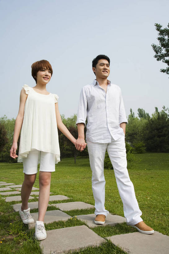 东方人,成年人,两个人,公园,走,笑,竖图,彩色,室外,白天,正面,爱情,度假,时尚,快乐,幸福,纯洁,草地,草坪,树林,漫步,图片,小路,休闲装,树,自然,郊游,休闲,健康,放松,活力,可爱,乐趣,美女,亲密,童年,童趣,摄影,生活方式,轻松,户外活动,童真,烂漫,无邪,天真,男人,男性,年轻男性,年轻女性,女人,女性,亚洲人,中国人,年轻人,情侣,休闲活动,手拉手,全身,bj174