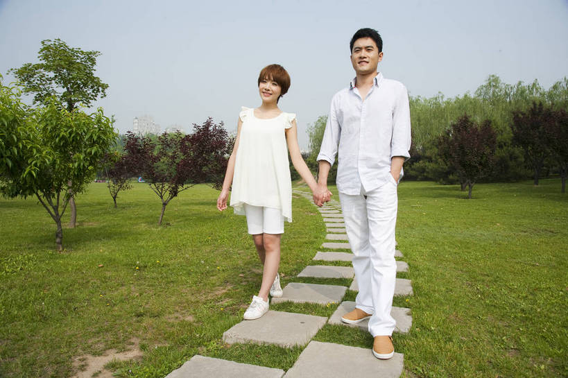 东方人,成年人,两个人,公园,走,笑,横图,彩色,室外,白天,正面,爱情,度假,时尚,快乐,幸福,纯洁,草地,草坪,树林,漫步,图片,小路,休闲装,树,自然,郊游,休闲,健康,放松,活力,可爱,乐趣,美女,亲密,童年,童趣,摄影,生活方式,轻松,户外活动,童真,烂漫,无邪,天真,男人,男性,年轻男性,年轻女性,女人,女性,亚洲人,中国人,年轻人,情侣,休闲活动,手拉手,全身,bj174