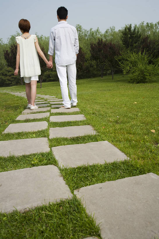 东方人,成年人,两个人,公园,走,竖图,彩色,室外,白天,爱情,度假,时尚,快乐,幸福,纯洁,草地,草坪,树林,漫步,图片,小路,休闲装,树,背面,自然,郊游,休闲,健康,放松,活力,可爱,乐趣,美女,亲密,童年,童趣,摄影,生活方式,轻松,户外活动,童真,烂漫,无邪,天真,男人,男性,年轻男性,年轻女性,女人,女性,亚洲人,中国人,年轻人,情侣,休闲活动,手拉手,全身,bj174