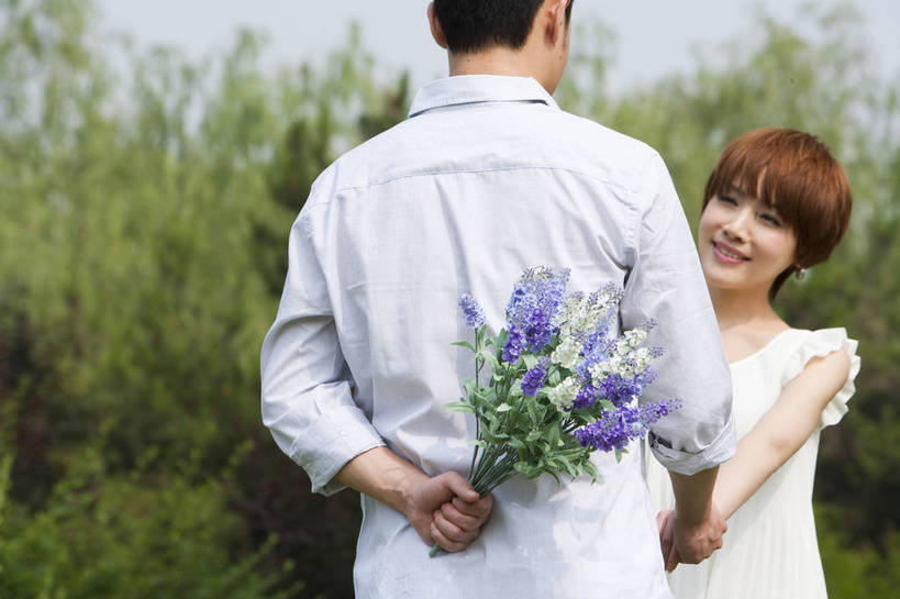 东方人,成年人,两个人,公园,笑,横图,彩色,室外,白天,爱情,度假,时尚,快乐,幸福,纯洁,草地,草坪,树林,盛开,图片,野花,花蕾,休闲装,花,花瓣,花朵,鲜花,树,背面,自然,花苞,花蕊,站着,一束,郊游,休闲,健康,放松,活力,可爱,乐趣,美女,亲密,童年,童趣,摄影,生活方式,赠送,轻松,户外活动,童真,烂漫,无邪,奉送,赠予,天真,男人,男性,年轻男性,年轻女性,女人,女性,亚洲人,中国人,年轻人,情侣,休闲活动,拉手,半身,bj174