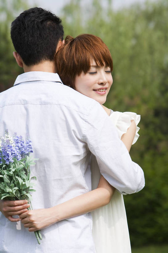 东方人,成年人,两个人,公园,笑,竖图,彩色,室外,白天,爱情,度假,时尚,快乐,幸福,纯洁,草地,草坪,树林,盛开,图片,野花,花蕾,休闲装,花,花瓣,花朵,鲜花,树,背面,自然,花苞,花蕊,站着,一束,郊游,休闲,健康,放松,活力,可爱,乐趣,美女,亲密,童年,童趣,摄影,生活方式,赠送,轻松,户外活动,童真,烂漫,无邪,奉送,赠予,天真,男人,男性,年轻男性,年轻女性,女人,女性,亚洲人,中国人,年轻人,情侣,休闲活动,拥抱,半身,bj174