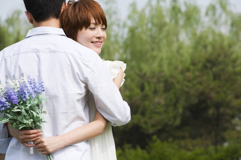 东方人,成年人,两个人,公园,笑,横图,彩色,室外,白天,爱情,度假,时尚,快乐,幸福,纯洁,草地,草坪,树林,盛开,图片,野花,花蕾,休闲装,花,花瓣,花朵,鲜花,树,背面,自然,花苞,花蕊,站着,一束,郊游,休闲,健康,放松,活力,可爱,乐趣,美女,亲密,童年,童趣,摄影,生活方式,赠送,轻松,户外活动,童真,烂漫,无邪,奉送,赠予,天真,男人,男性,年轻男性,年轻女性,女人,女性,亚洲人,中国人,年轻人,情侣,休闲活动,拥抱,半身,bj174