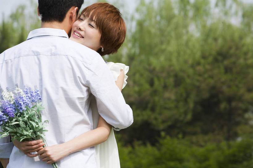 东方人,成年人,两个人,公园,笑,横图,彩色,室外,白天,爱情,度假,时尚,快乐,幸福,纯洁,草地,草坪,树林,盛开,图片,野花,花蕾,休闲装,花,花瓣,花朵,鲜花,树,背面,自然,花苞,花蕊,站着,一束,郊游,休闲,健康,放松,活力,可爱,乐趣,美女,亲密,童年,童趣,摄影,生活方式,赠送,轻松,户外活动,童真,烂漫,无邪,奉送,赠予,天真,男人,男性,年轻男性,年轻女性,女人,女性,亚洲人,中国人,年轻人,情侣,休闲活动,拥抱,半身,bj174