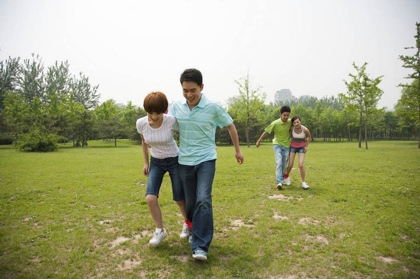 东方人,成年人,伙伴,公园,走,微笑,横图,彩色,室外,白天,正面,度假,时尚,快乐,友谊,幸福,纯洁,合作,团队,草地,草坪,树林,图片,许多人,相拥,休闲装,树,自然,倚靠,一群人,郊游,休闲,健康,放松,活力,可爱,乐趣,美女,童年,童趣,摄影,生活方式,轻松,同伴,户外活动,童真,烂漫,无邪,天真,友情,男人,男性,年轻男性,年轻女性,女人,女性,亚洲人,中国人,年轻人,休闲活动,全身,bj174