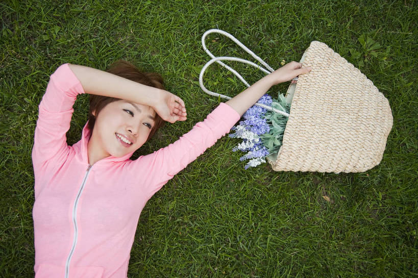 东方人,成年人,一个人,公园,微笑,横图,俯视,彩色,室外,白天,度假,时尚,快乐,幸福,纯洁,草地,草坪,造型,图片,野花,休闲装,自然,郊游,享受,休息,休闲,健康,放松,活力,可爱,乐趣,美女,童年,童趣,摄影,生活方式,轻松,户外活动,编织袋,童真,烂漫,无邪,天真,年轻女性,女人,女性,亚洲人,中国人,年轻人,休闲活动,躺着,半身,高角度拍摄,bj174