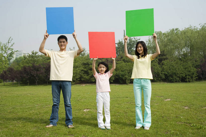 东方人,儿童,成年人,三个人,家庭,父母,母亲,父亲,女儿,公园,笑,横图,彩色,室外,白天,正面,度假,时尚,快乐,幸福,纯洁,草地,草坪,树林,图片,休闲装,树,小孩,小女孩,自然,彩纸,站着,郊游,休闲,健康,温暖,温馨,父女,母女,三口之家,一家人,放松,活力,可爱,乐趣,亲密,童年,童趣,摄影,生活方式,和睦,轻松,卡纸,户外活动,童真,烂漫,无邪,天真,男人,男性,年轻男性,年轻女性,女人,女性,亚洲人,中国人,孩子,年轻人,休闲活动,举起,全身,爱,融洽,bj174