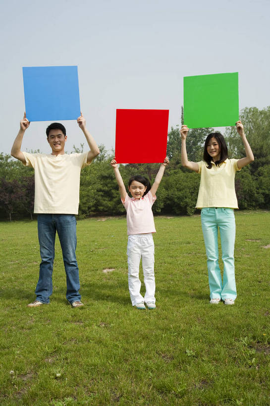 东方人,儿童,成年人,三个人,家庭,父母,母亲,父亲,女儿,公园,笑,竖图,彩色,室外,白天,正面,度假,时尚,快乐,幸福,纯洁,草地,草坪,树林,图片,休闲装,树,小孩,小女孩,自然,彩纸,站着,郊游,休闲,健康,温暖,温馨,父女,母女,三口之家,一家人,放松,活力,可爱,乐趣,亲密,童年,童趣,摄影,生活方式,和睦,轻松,卡纸,户外活动,童真,烂漫,无邪,天真,男人,男性,年轻男性,年轻女性,女人,女性,亚洲人,中国人,孩子,年轻人,休闲活动,举起,全身,爱,融洽,bj174