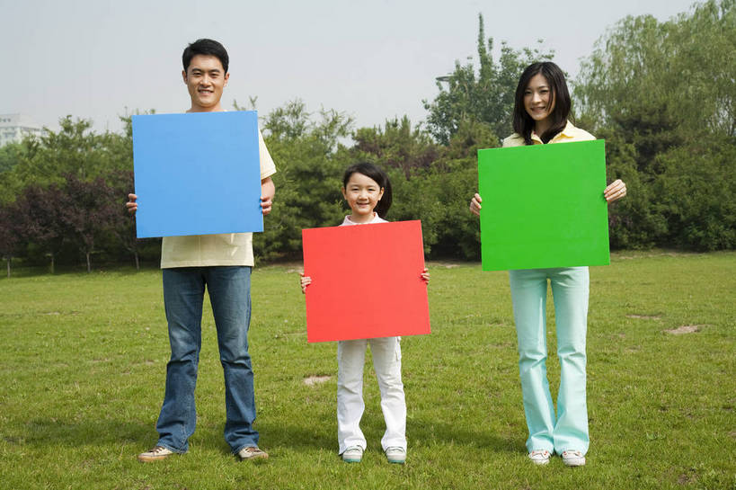 东方人,儿童,成年人,三个人,家庭,父母,母亲,父亲,女儿,公园,笑,横图,彩色,室外,白天,正面,度假,时尚,快乐,幸福,纯洁,草地,草坪,树林,图片,休闲装,树,小孩,小女孩,自然,彩纸,站着,郊游,休闲,健康,温暖,温馨,父女,母女,三口之家,一家人,放松,活力,可爱,乐趣,亲密,童年,童趣,摄影,生活方式,和睦,轻松,卡纸,户外活动,童真,烂漫,无邪,天真,男人,男性,年轻男性,年轻女性,女人,女性,亚洲人,中国人,孩子,年轻人,休闲活动,举着,全身,爱,融洽,bj174