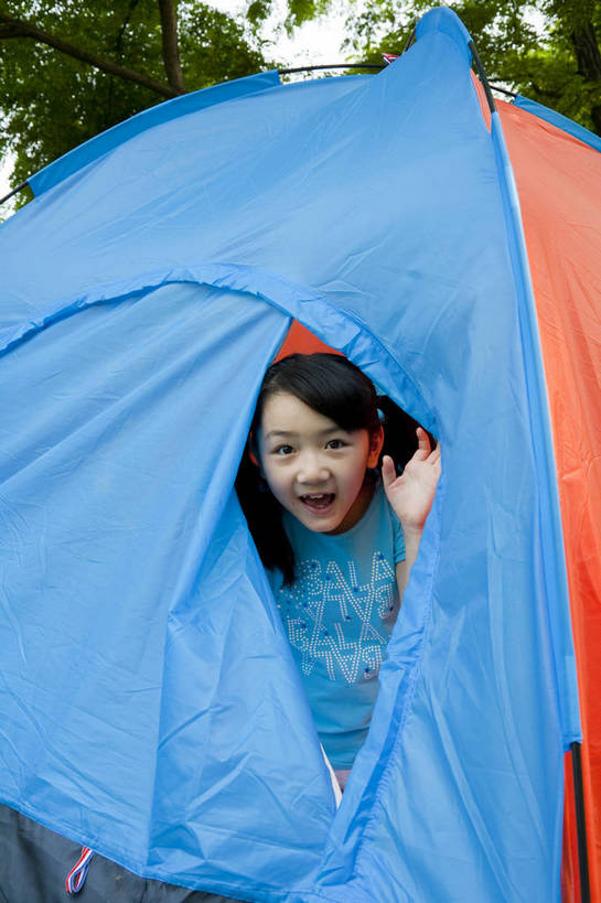 东方人,儿童,成年人,两个人,家庭,父亲,女儿,公园,微笑,竖图,彩色,室外,白天,正面,度假,时尚,快乐,幸福,纯洁,草地,草坪,树林,图片,帐篷,休闲装,小孩,小女孩,自然,探头,站着,郊游,休息,休闲,健康,温馨,父女,放松,活力,可爱,乐趣,亲密,童年,童趣,摄影,生活方式,轻松,户外活动,童真,烂漫,无邪,宿营,天真,男人,男性,年轻男性,亚洲人,中国人,孩子,年轻人,休闲活动,坐着,半身,爱,bj174